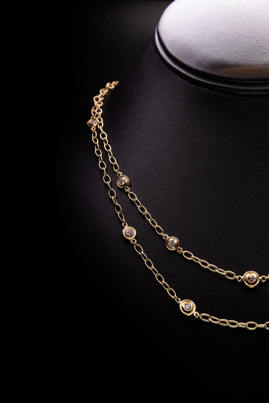 Goldsmith Rounded Disc with Diamond Chain